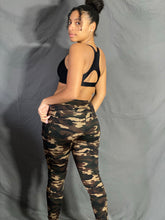 Load image into Gallery viewer, Camo pocket legging
