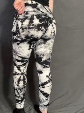 Carregar imagem no visualizador da galeria, Black tie dye pocket legging
